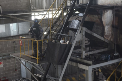 Incineración. Un elemento del grupo GEMA resguarda el proceso de quema en un horno del país.