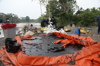 Trabajo. Las labores de limpieza del crudo derramado en Piedra Fina.