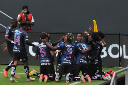Los jugadores de Independiente del Valle sub-20 celebran el primer gol que marcaron en el torneo ante el Caracas de Venezuela. Este tanto les ayudó para encontrar más espacios en la cancha rival y ampliar la diferencia.