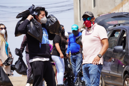 Campaña. “¿Yo? Aquí, poniendo el hombro”, escribió Alejandro Rodas Coloma en su cuenta de Twitter, con esta foto de candidato a tiempo completo.