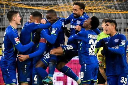 Piero Hincapié (derecha) festeja con sus compañeros uno de los cinco goles marcados en casa del Dortmund