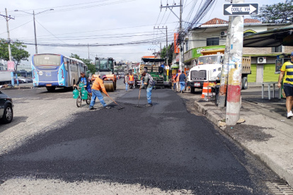 Obreros tapan las grietas de las calles de la Florida Norte.