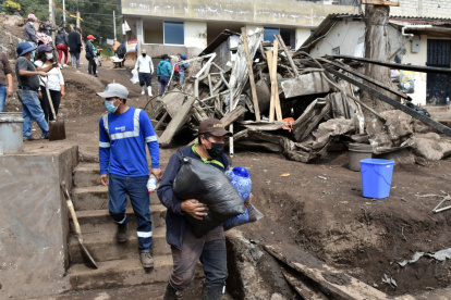 Limpieza. Más de 100 obreros de la Empresa de Aseo se encargaron de recoger desechos orgánicos.
