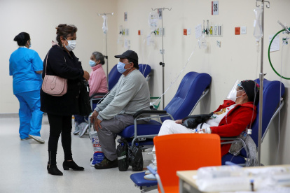 Vista de la unidad de emergencia con pacientes covid-19 del hospital Iess del Sur, en Quito (Ecuador), en una fotografía de archivo. EFE/José Jácome