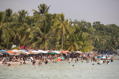 Turistas disfrutan de la playa en Boca Chica (República Dominicana), en una fotografía de archivo