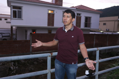 Marcelo Martínez es militar en servicio activo y el presidente provisional de la urbanización Cumbres Bajas de Los Ceibos, donde habitan 65 familias.