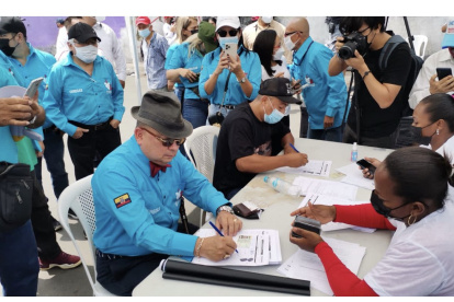 El concejal firma su afiliación al movimiento de la lista 5.