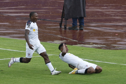 Samuel Angulo (derecha) celebra el gol de la victoria de Liga de Quito sobre Internacional de Brasil en el estadio Olímpico Atahualpa