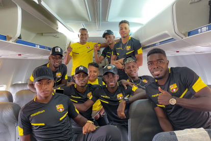 Parte de la delegación de Barcelona en el avión rumbo a Uruguay para medir al Montevideo City Torque.