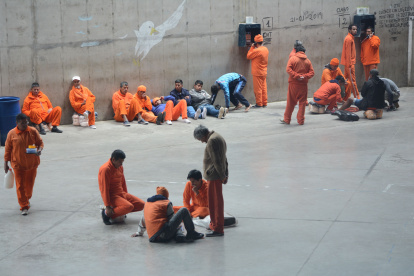 Trámite. Un interno es acompañado por un policía durante su diligencia legal en la cárcel de Cotopaxi.