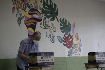 Un hombre vota durante las elecciones generales este 6 de febrero de 2022, en el colegio Liceo de Paz, en San José (Costa Rica).