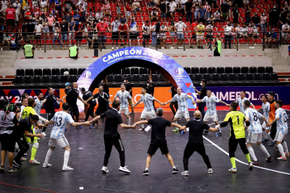 Jugadores de Argentina celebran después de vencer a Paraguay en la final de la Copa América de Fútbol Sala hoy, en la Arena de la Secretaria Nacional de Deportes, en Asunción (Paraguay).