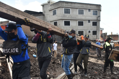 Solidaridad. Una cuadrilla de estudiantes universitarios cargan vigas en la zona cero. Ayudan a las familias a reconstruir las viviendas, tras la riada que dejó 28 fallecidos.