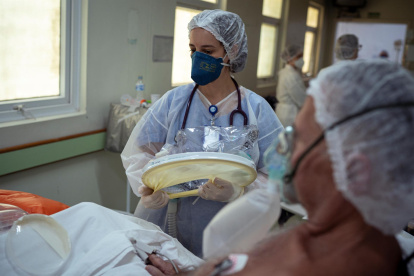 Trabajadores de la salud dan atención a pacientes con la covid-19 en la ciudad de Sao Leopoldo (Brasil), en una fotografía de archivo.