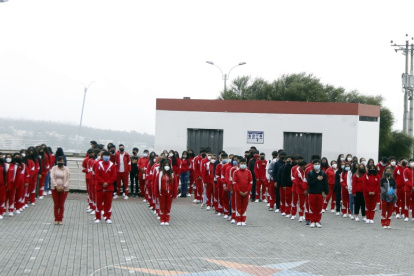 Quito. En la Unidad Educativa María Angélica Hidrovo, los alumnos estuvieron felices de volver a las clases presenciales.