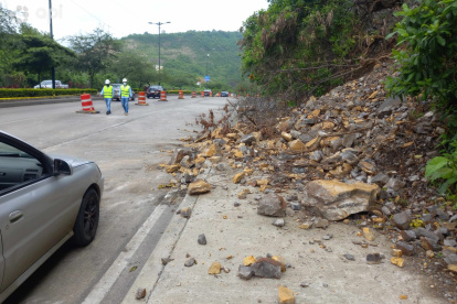 Un desprendimiento de tierra se originó en la avenida Modesto Apolo,