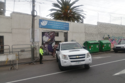 La Policía monta guardia permanente en los exteriores de la prisión, donde fue hallado un preso sin vida el sábado.
