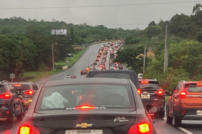 Este fue el panorama en la vía a la costa, desde Zapotal (Santa Elena).
