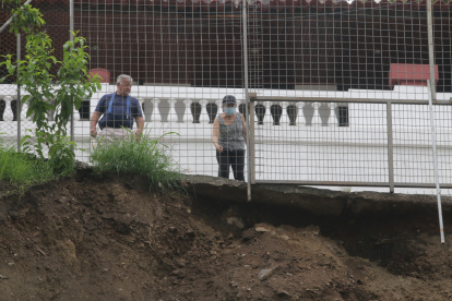 DESLIZAMIENTO DE TIERRA EN LOMAS DE URDESA OCASIONA ALERTA EN LOS MORADORES DEL SECTOR PERIODISTA : JUAN DANIEL PONCE FECHA : 07/02/2022 Agencia (ag-extra)