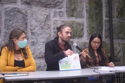 Documentos. El miembro de Yasunidos, Pedro Bermeo, muestra las ubicaciones de las plataformas A y B.