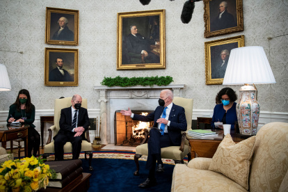 El presidente estadounidense Joe Biden dialoga con el canciller alemán, Olaf Scholz, en Washington. Drago