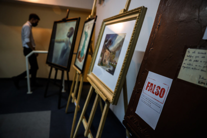 Material. Personal de la Interpol muestra obras de arte falsas secuestradas en diferentes operativos.