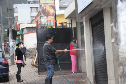 Varios propietarios de negocios se dedicaron a limpiar y restaurar las fachadas de sus locales.