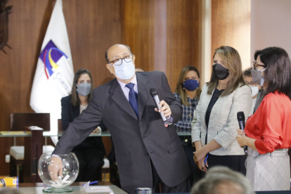 Sorteo. Ayer, el presidente de la CC, Hernán Salgado, escogió al azar un papel que lo hizo electo para salir junto con Ramiro Ávila y Agustín Grijalva.