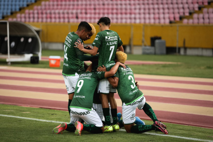 Los jugadores de Orense celebran el primer gol ante Universidad de Concepción en el estadio Olímpico Atahualpa