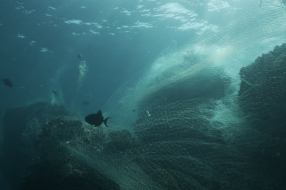 Redes de pesca abandonadas en el mar.