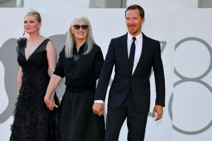 La actriz Kirsten Dunst (i), la cineasta Jane Campion (c) y el actor Benedict Cumberbatch, en una fotografía de archivo.