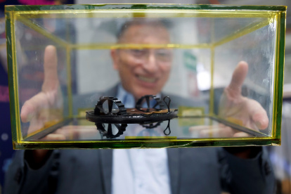 El doctor del laboratorio de instrumentación espacial (LINX) del Instituto de Ciencias Nucleares de la Universidad Nacional Autónoma de México (UNAM), Gustavo Medina Tanco, muestra una catapulta durante una entrevista con Efe, el 4 de febrero de 2022, en Ciudad de México. Unos diminutos robots que aterrizarán en la luna a mediados de año para estudiar su superficie gracias a un enorme esfuerzo de la Universidad Nacional Autónoma de México (UNAM) dan cuenta del ambicioso plan de México para impulsar su propia agenda aeroespacial. EFE/José Méndez