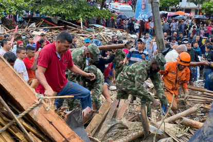 Soldados del Ejército de Colombia y rescatistas de la Defensa Civil, buscan sobrevivientes tras un deslizamiento de tierra causado por las fuertes lluvias que afectan la ciudad de Periera. Al menos seis personas murieron y otras 20 resultaron heridas por un deslizamiento de tierras causado por las lluvias que afectan a la ciudad colombiana de Pereira, capital del departamento de Risaralda (centro), informaron este martes fuentes oficiales. EFE/ EJERCITO DE COLOMBIA/SOLO USO EDITORIAL/ SOLO DISPONIBLE PARA ILUSTRAR LA NOTICIA QUE ACOMPAÑA (CRÉDITO OBLIGATORIO) /MÁXIMA CALIDAD DISPONIBLE