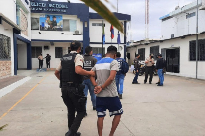 Uno por uno los agentes de la Policía llevaron a los sospechosos hasta el cuartel.