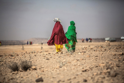 Dos mujeres caminan por la tierra árida de Somalilandia, en Somalia, donde la población vive las consecuencias de una severa sequía desde 2016. EFE/ Pablo Tosco/Archivo