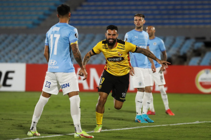 Gonzalo Mastriani (2-i) de Barcelona celebra un gol hoy, en un partido de la primera fase de Copa Libertadores entre Montevideo City Torque y Barcelona SC en el estadio Centenario en Montevideo (Uruguay).