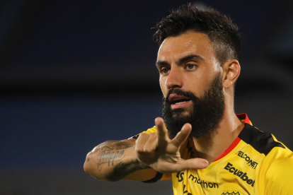 Gonzalo Mastriani (d) de Barcelona celebra un gol hoy, en un partido de la primera fase de Copa Libertadores entre Montevideo City Torque y Barcelona SC en el estadio Centenario en Montevideo (Uruguay).