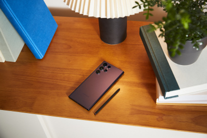 El Galaxy S22 tiene un sensor primario de 50 megapíxeles, una segunda cámara ultra gran angular de 12 megapíxeles y un sensor teleobjetivo de 10 megapíxeles capaz de tomar fotografías con un zoom óptico de 3 aumentos.