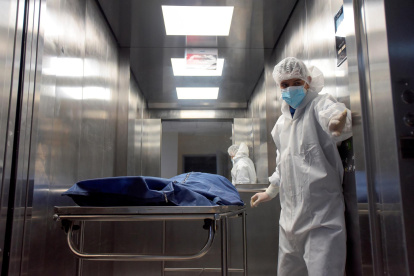 Personal de salud traslada a un paciente fallecido por la covid-19 en Guayaquil (Ecuador), en una fotografía de archivo.