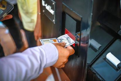 Fotografía cedida por InBierto que muestra a una persona que usa un cajero de criptomonedas el 7 de enero de 2022, en Punta del Este (Uruguay).