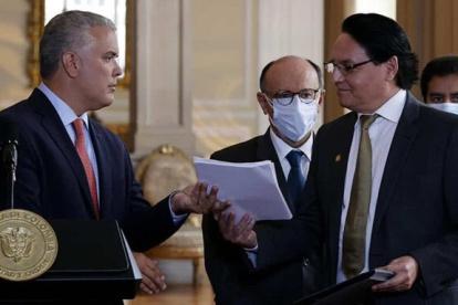 Comitiva. El 11 de enero de 2022, miembros de la Comisión de Fiscalización entregaron el informe del caso Saab al presidente de Colombia, Iván Duque.