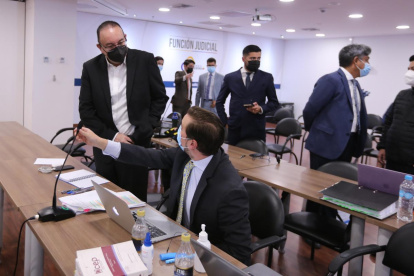 Juicio. Guido Andrade, exgerente de Agua de Quito, y su abogado Eduardo León, en la audiencia de juicio instalada este miércoles.