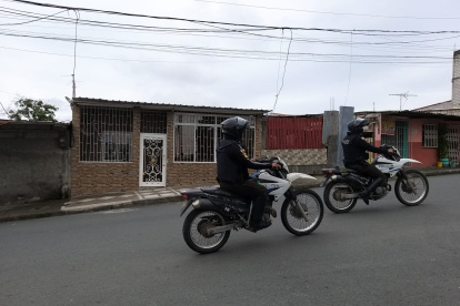 Policías en moto rondan la vivienda que la tarde del martes fue tiroteada por desonocidos en Bastión Popular.