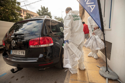 Agentes de la unidad criminalística de la Guardia Civil sacan bolsas con pruebas del garaje
