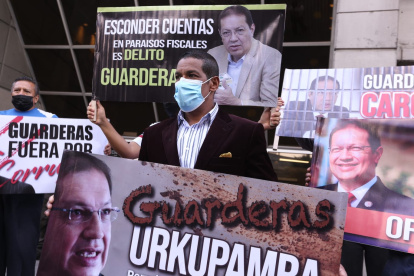 Acción. El ciudadano que lanzó lodo al alcalde Guarderas en el sector de La Comuna, fue uno de los que audió a protestar.