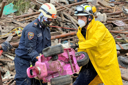 Autoridades y miembros de cuerpos de rescate trabajan en una zona afectada por un deslizamiento de tierra causado por las fuertes lluvias que afectan la ciudad de Pereira. Al menos seis personas murieron y otras 20 resultaron heridas por un deslizamiento de tierras causado por las lluvias que afectan a la ciudad colombiana de Pereira, capital del departamento de Risaralda (centro), informaron este martes fuentes oficiales. EFE/ SANTIAGO GAVIRIA