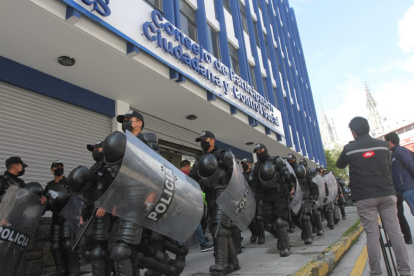 Un grupo de policías resguarda hoy, 9 de febrero de 2022, los exteriores del Consejo de Participación Ciudadana.