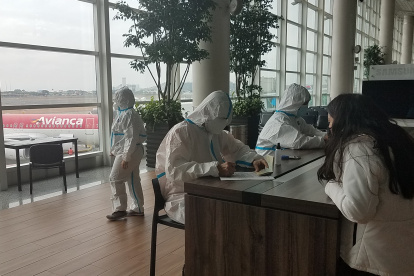 El Ministerio de Salud Pública realiza en los aeropuertos controles preventivos a los viajeros que arriban desde al país.