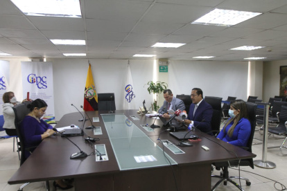 Los cuatro consejeros de mayoría se instalaron presencialmente en la sala de sesiona del Consejo en Quito.