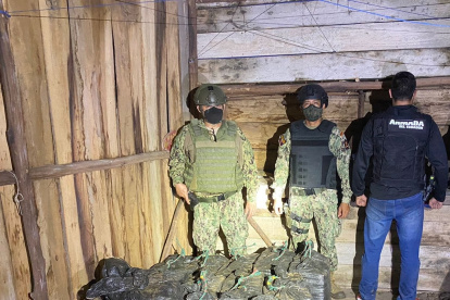 Hallazgo. Cerca de una tonelada de cocaína fue hallada en un sector de Jama, provincia de Manabí.